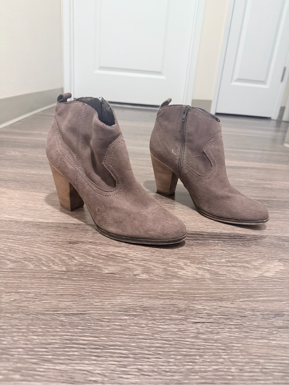 Steve Madden Taupe Suede Block Heel Ankle Booties size 10